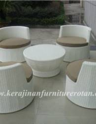 Kursi rotan unik berbentuk bulat dengan gaya minimalis