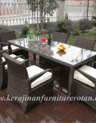 Kerajinan rotan dengan desain minimalis yang gelap