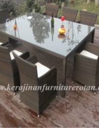 kerajinan rotan berjenis Meja makan dengan desain minimalis