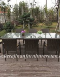 Furniture rotan berjenis Meja makan minimalis dengan tampilan soft glow