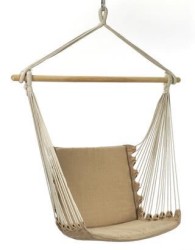 Kursi unik dengan desain ayunan gantung dari bahan tali dan kain